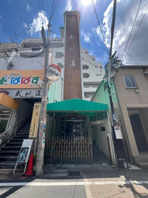 隣に薬局有、商店街の中に点在