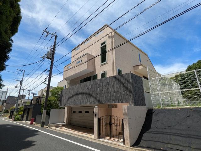 間口が広く駐車も楽々