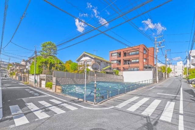 堂々たる東南角地・道路がスッキリとしています