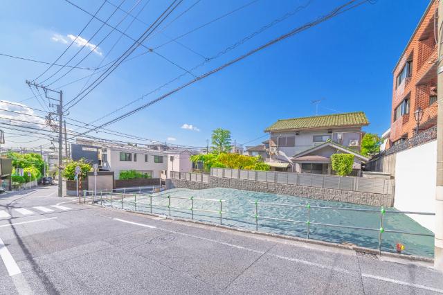 緩やかな南傾斜地を感じ取れますでしょうか