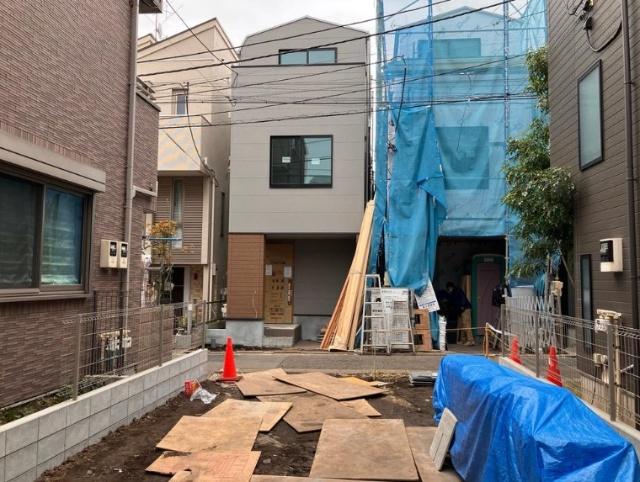 敷地内から見た南側は、昨年、分譲した現場で建物竣工間際です。互いにセットバックしますので、４ｍの道路になります。