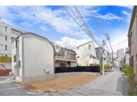 こちらの写真は、生成AIによる更地のイメージをお見せするものです。現状は、角地の部分に建物が建っており、背景などは現状と異なる場合がございますが、現状を優先いたします。