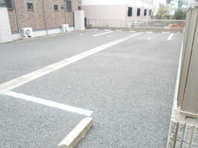 クローバーハウス/ウィルコート　クローバ（101） 駐車場