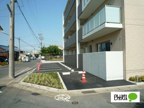 コンフォート結（302） 駐車場