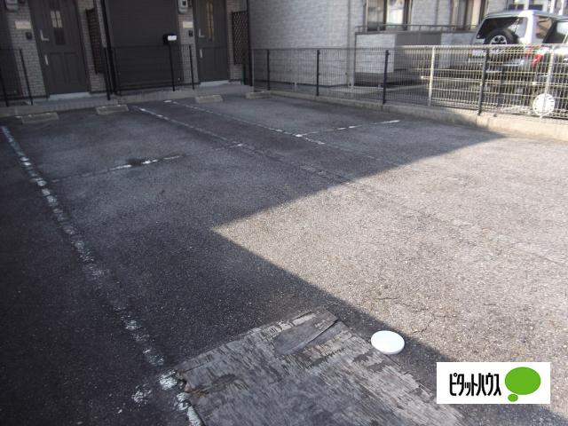ドミール畑道（102） 駐車場