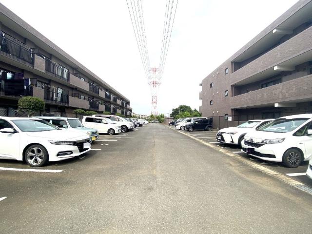 駐車場で