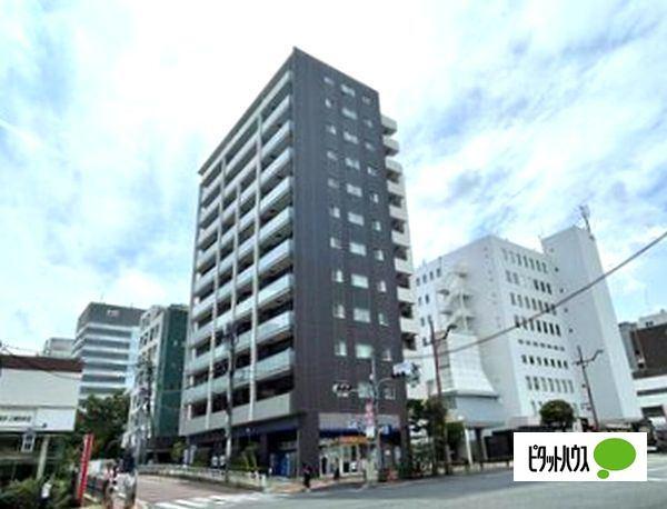 東京メトロ東西線「東陽町」駅徒歩3分の駅近分譲マンション。12階建ての重厚感ある外観です。