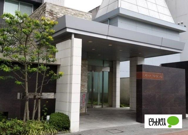 オートロック付きのエントランスで安心のセキュリティ。エレベーターも各階鍵認証式です。