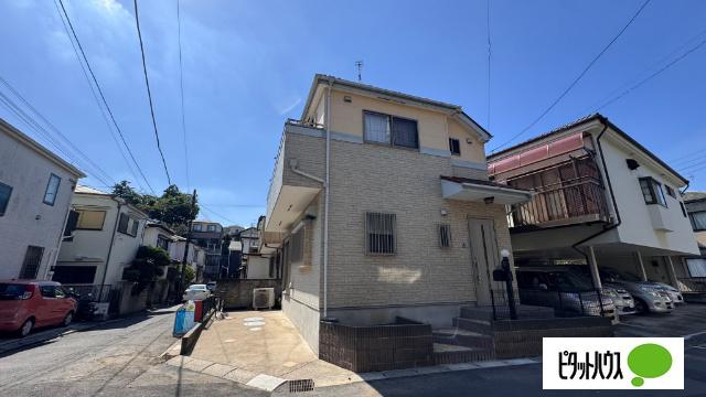 玄関側外観、角地で解放感あります