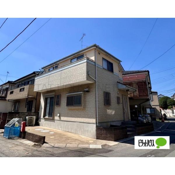 角地で陽当たり良く、開放的でスッキリとした外観の邸宅。閑静な住宅地です☆