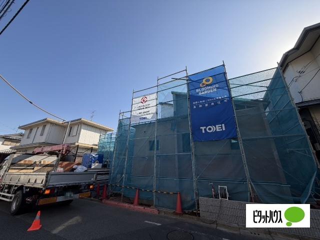 敷地を別角度から撮影。隣家との距離があり、採光・通風ともに良好な立地です。