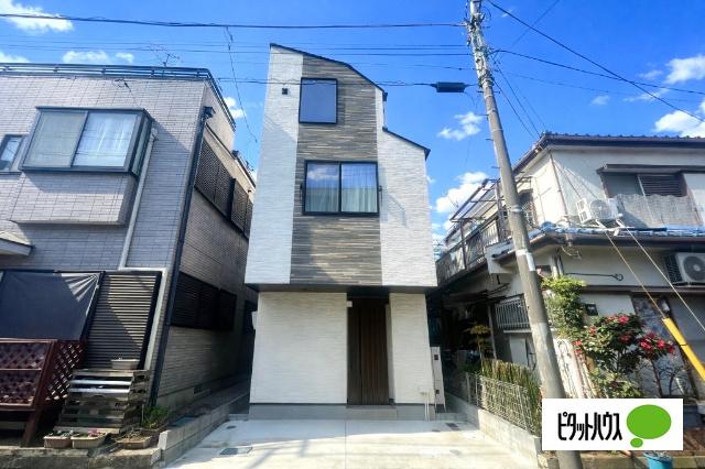 2024年3月築の築浅戸建。すっきりとした清潔感のある外観で、建物前面に駐車スペースもございます。