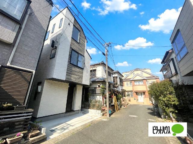 青空に映えるすっきりとした外観。建物前面に駐車スペースがあり、周辺の街並みに馴染む築浅戸建です。