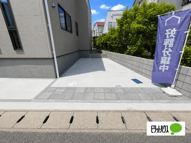 全１棟現場　キッチン横に嬉しいパントリー付き 駐車場