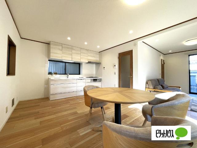 市川市欠真間２丁目　中古戸建 リビング
