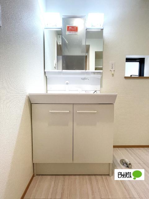 全２棟／Ａ号棟　前面道路６ｍで車の出し入れ楽々 洗面