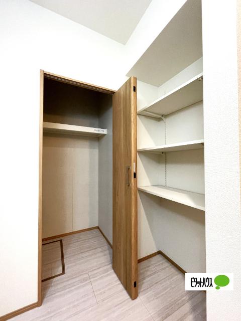 全２棟／Ａ号棟　前面道路６ｍで車の出し入れ楽々 収納