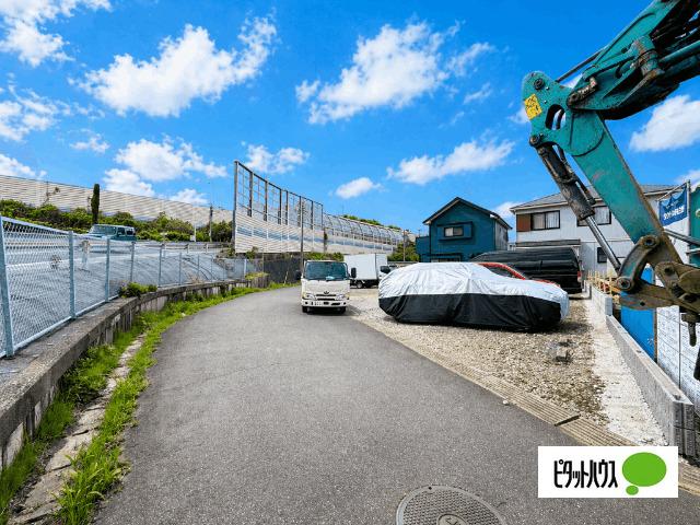 全１棟現場　並列駐車可能な広々駐車場 前面道路含む現地写真