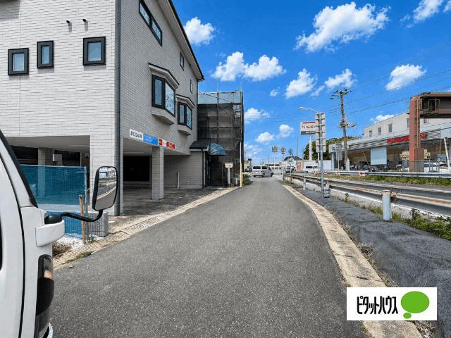 全１棟現場　並列駐車可能な広々駐車場 前面道路含む現地写真