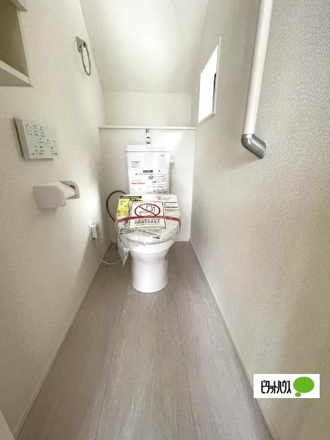 全３棟／３号棟　前面道路広々の１２m トイレ