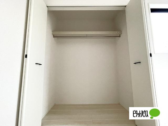 全３棟／３号棟　前面道路広々の１２m 収納