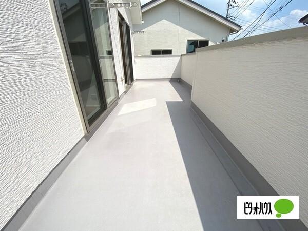 全２棟／Ｂ号棟　キッチン横に嬉しいパントリー付き バルコニー
