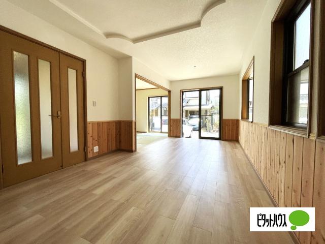 鎌ケ谷市東道野辺５丁目　中古戸建 リビング