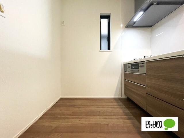 全２棟／Ｂ号棟　キッチン裏に嬉しいパントリー付き キッチン