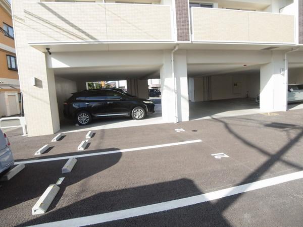 エイビス（1001） 駐車場
