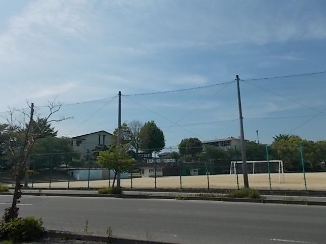 築山小学校：600m