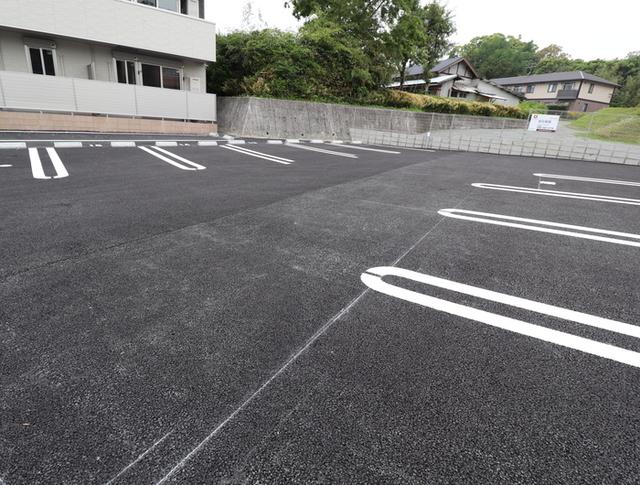アルバルーチェ黒髪（301） 駐車場