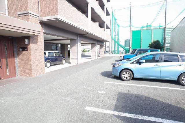 ダコタハウス世安（402） 駐車場