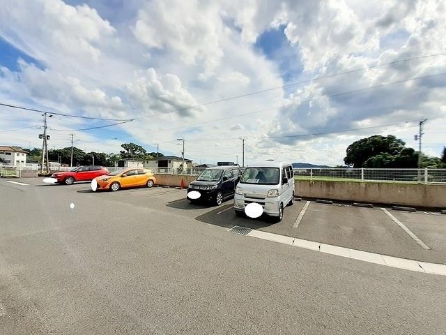 クレメントカーサＢ（205） 駐車場
