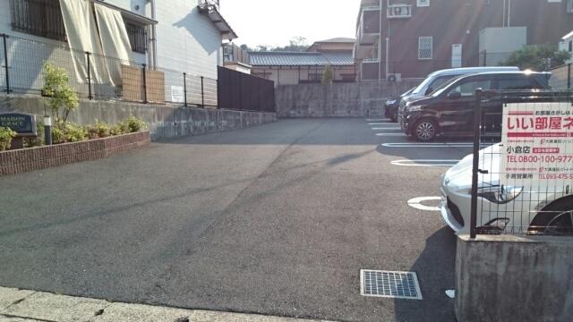 メゾングラースＭ（105） 駐車場