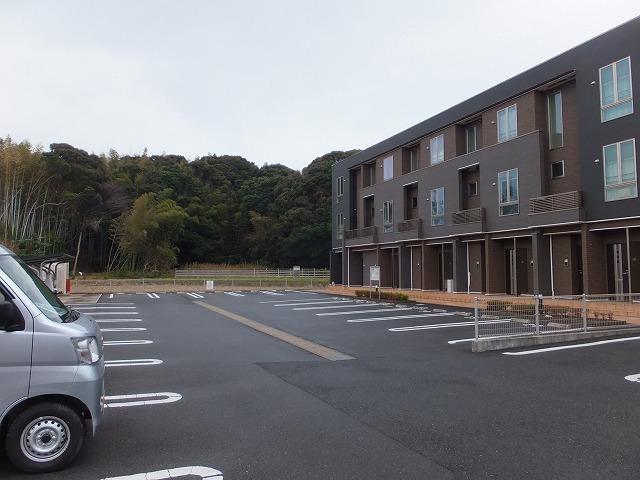ソレイユ本城（202） 駐車場