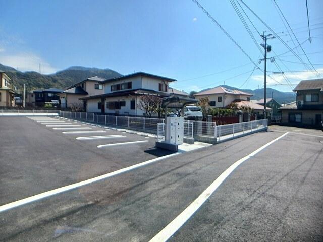 エレガンシア（105） 駐車場