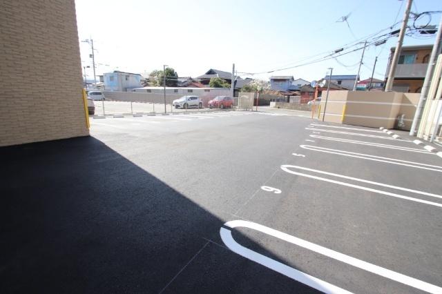 ラフィーネ葛原レスト（1301） 駐車場