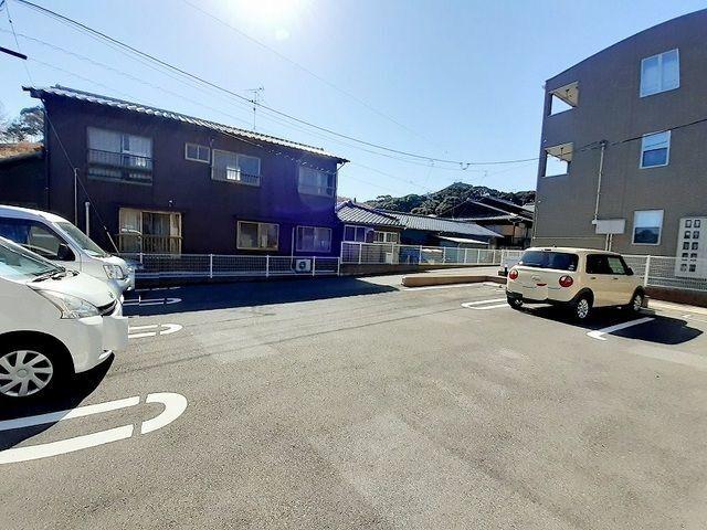 エバーステージⅤ（202） 駐車場