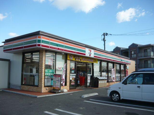 セブンイレブン：900m