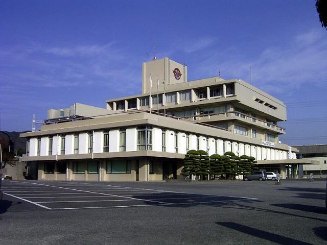 苅田町役場：600m