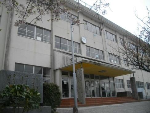 苅田町立苅田小学校：597m