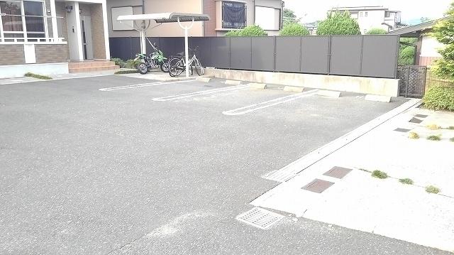 クリスマスローズⅢ（102） 駐車場