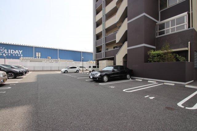 ラフィーネ上葛原（407） 駐車場
