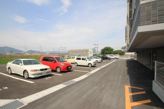 ビッグファミリー葛原 駐車場