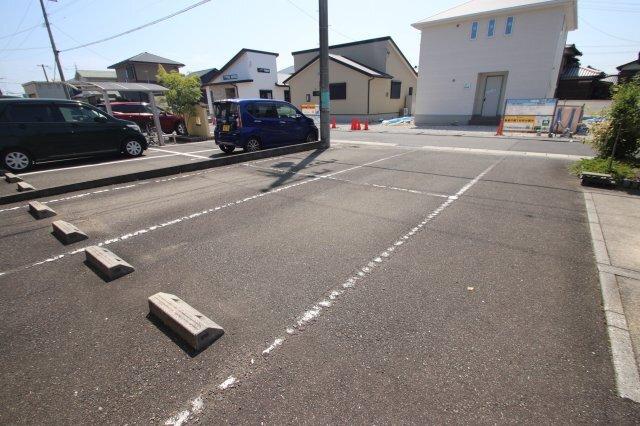 ヴィラシャーメゾン行橋クアルト 駐車場