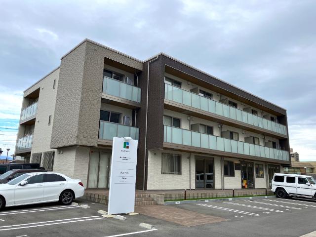 近鉄四日市駅より徒歩12分 築4年7ヶ月 3階建の賃貸物件