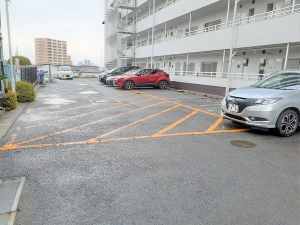鳴海太子ハイツ 駐車場