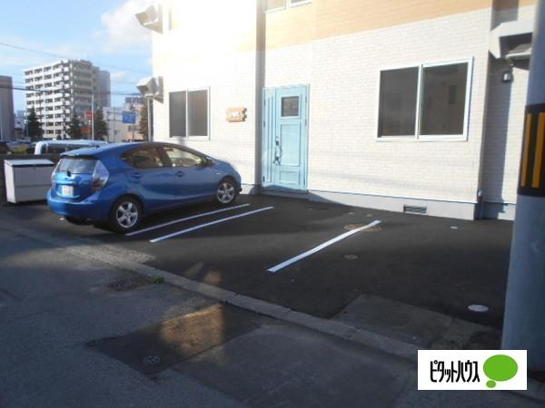 オウル（102） 駐車場