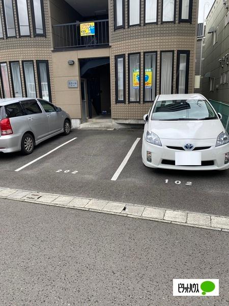 エミール豊岡（202） 駐車場