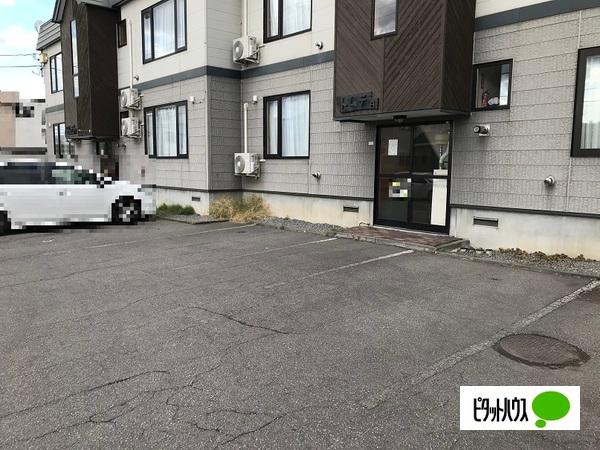 川端トムテＡ 駐車場
